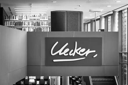 Schriftzug &bdquo;Uecker&ldquo; im Foyer der Landesbibliothek; Foto: V. Ruppel