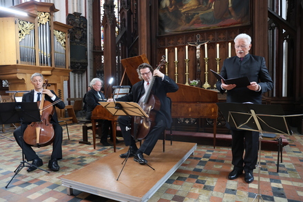 Klingendes Kulturerbe im Schweriner Dom: Thomas Fritzsch an der herzoglichen Gambe, Bassbariton Klaus Mertens, Michael Schönheit am Fortepiano und Stephan Wünsch am Violoncello erwecken Werke von Franz Xaver Hammer und Johannes Matthias Sperger aus den Beständen der Landesbibliothek Mecklenburg-Vorpommern Günther Uecker zu neuem Leben. © WKM, Rita Gerlach-March.