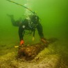 Auf den Grund gegangen: Taucher trifft Kulturerbe. Foto [Ausschnitt]: LAKD M-V, Landesarchäologie, Dr. Jens Auer.