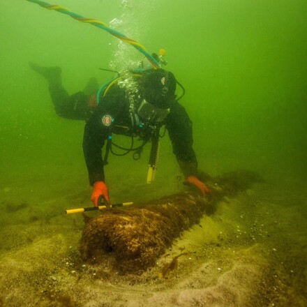Auf den Grund gegangen: Taucher trifft Kulturerbe. Foto [Ausschnitt]: LAKD M-V, Landesarchäologie, Dr. Jens Auer.