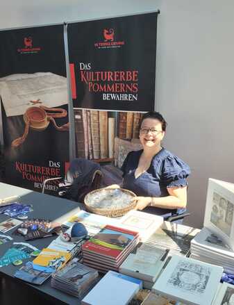 Gritt Brosowski von der Landesbibliothek auf dem diesjährigen Festival der Landesgeschichte in Barth; Foto: M. Buchsteiner