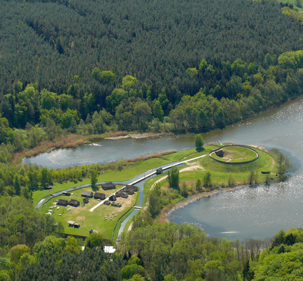 Schauplatz des Spektakels: Das Archäologische Freilichtmuseum Groß Raden. Foto [Ausschnitt]: Fred Ruchhöft.