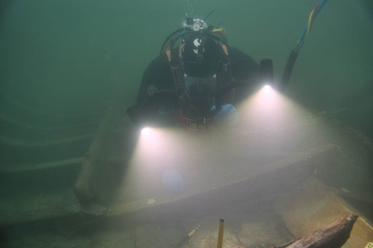 Taucher bei der photogrammetrischen Vermessung des Großen Schiffs von Wismar. LAKD M-V 2017.