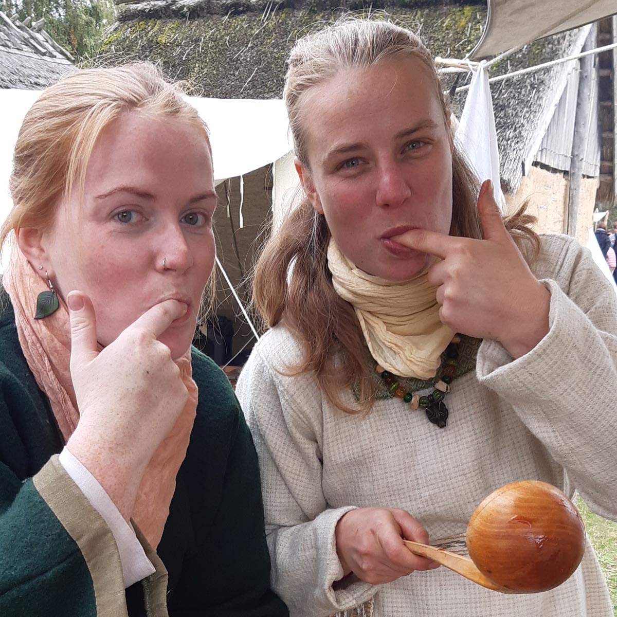 Victoria und Maria probieren den süßen Brei. Foto [Ausschnitt]: LAKD M-V, Landesarchäologie, Heike Pilz.