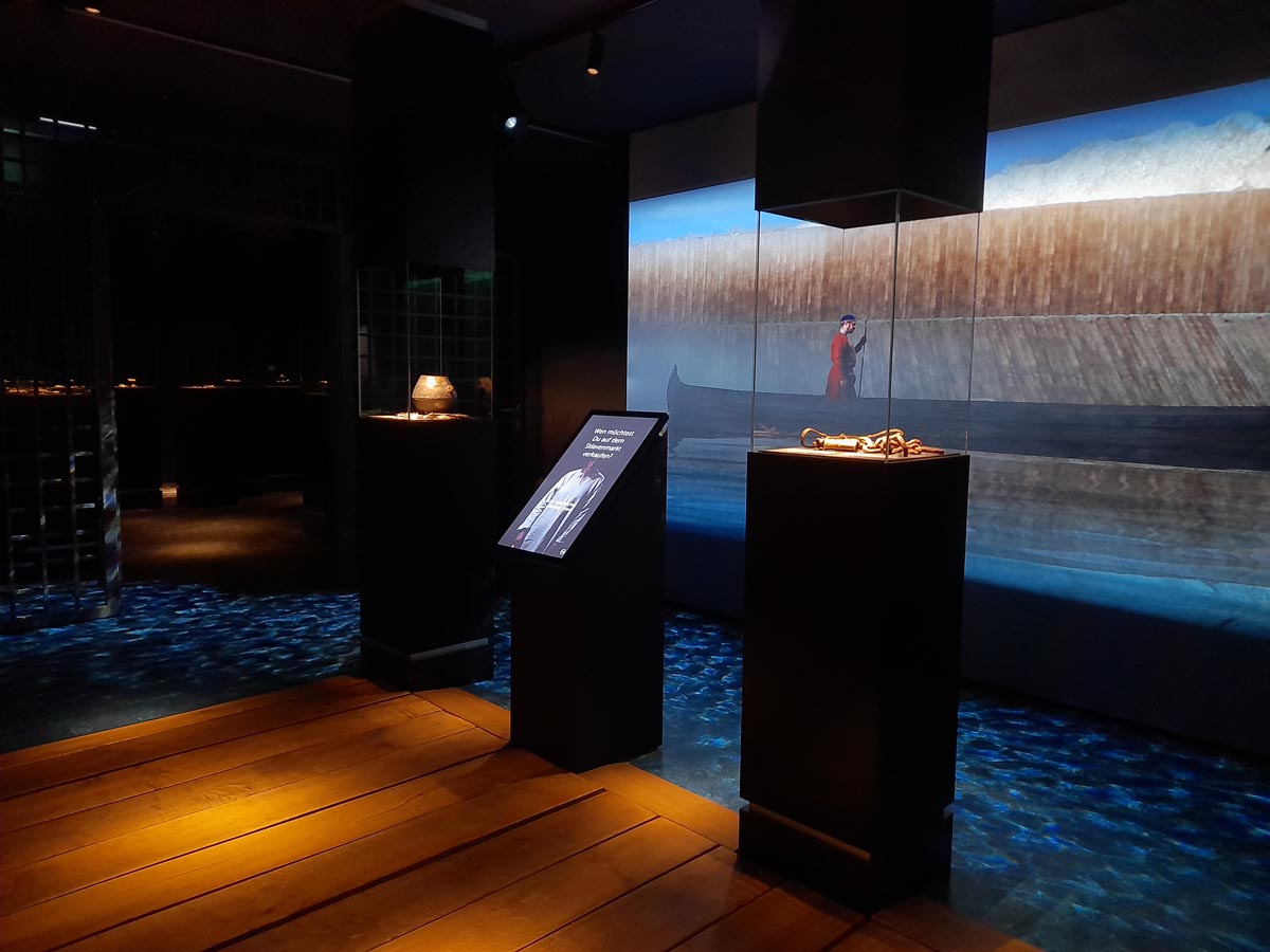 Einblick in die Ausstellung Foto: LAKD, Landesarchäologie, D. Jantzen.