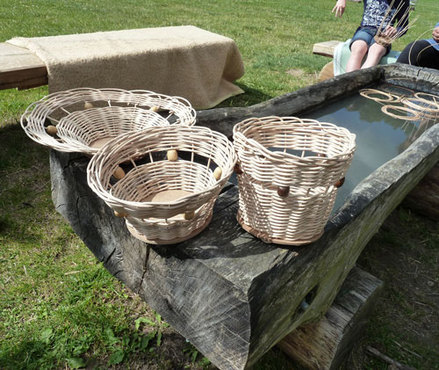 Korbflechten im Freilichtmuseum Groß Raden