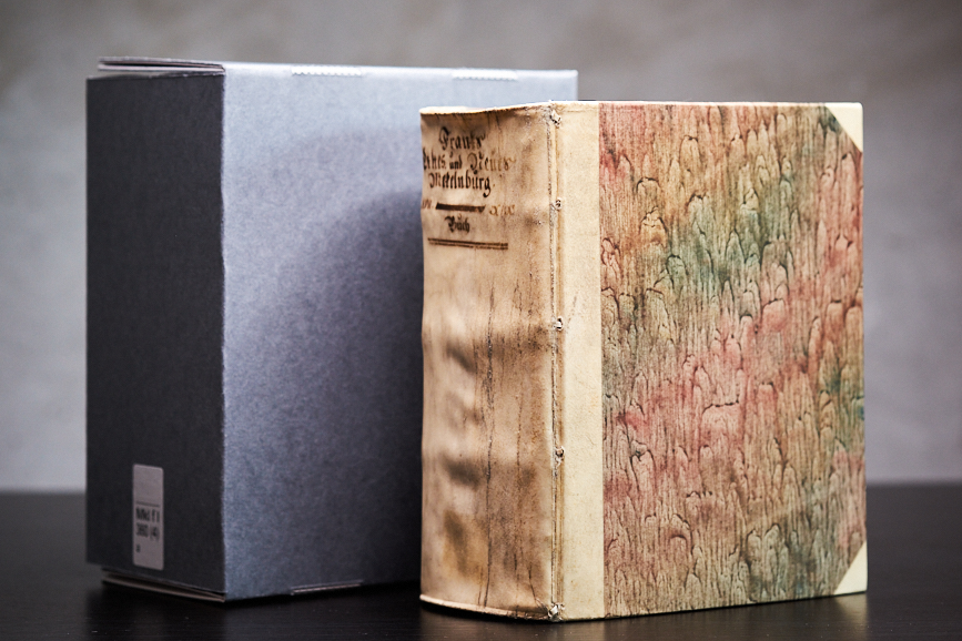 Band 4: Buch mit Schutzkassette © Landesamt für Kultur und Denkmalpflege / Landesbibliothek Mecklenburg-Vorpommern Günther Uecker; Foto: V. Ruppel Band 4: Buch mit Schutzkassette