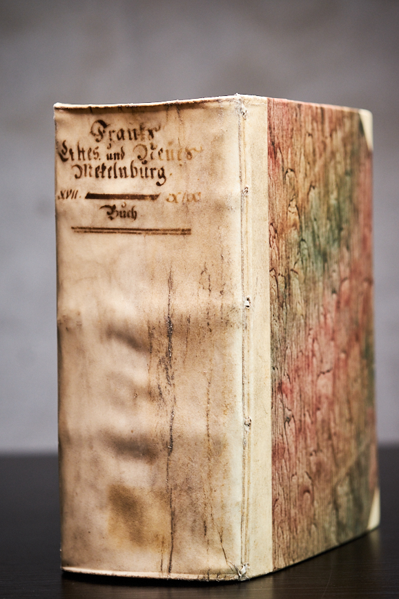 Band 4: Buchrücken © Landesamt für Kultur und Denkmalpflege / Landesbibliothek Mecklenburg-Vorpommern Günther Uecker; Foto: V. Ruppel Band 4: Buchrücken