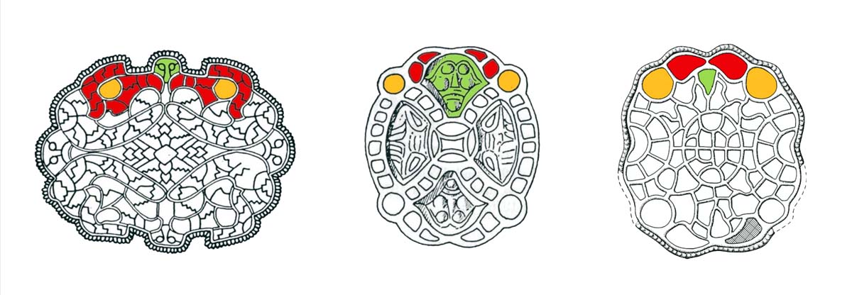 Abb. 5: Die Maske zwischen Tier-/Raubvogelmasken ist ein gängiges Motiv der Völkerwanderungszeit. Die gezeigten Parallelen auf Fibeln aus Reinstrup, Dänemark, Trier und Soest zeigen beispielhaft, wie naturalistisch oder wie stark stilisiert das gleiche Bild Verwendung finden konnte. Zumindest die Raubvögelköpfe lassen sich auf dem Kittendorfer Fund leicht wiedererkennen, ein menschliches Gesicht wird nur durch die ungewöhnliche Form der Zelle angedeutet.