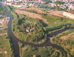 Die Burganlage Haus Demmin; Zentrum: Brandruine des Schlosses (2. Viertel 19. Jh.)