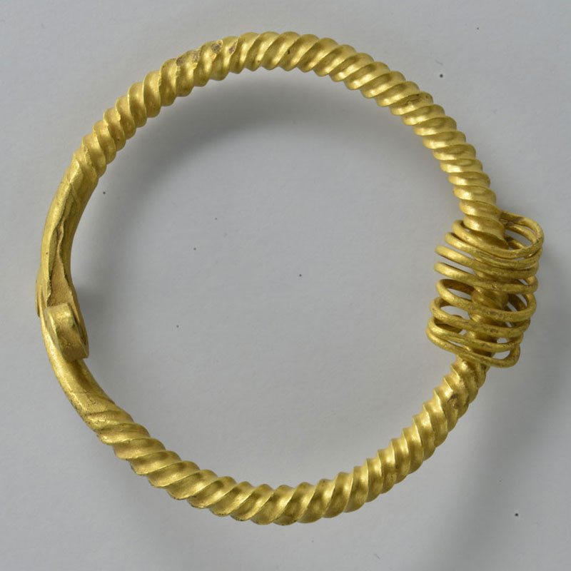 Crivitz. Goldarmring mit aufgezogener Goldspirale Foto: LAKD MV/LA, S. Suhr Crivitz. Goldarmring mit aufgezogener Goldspirale