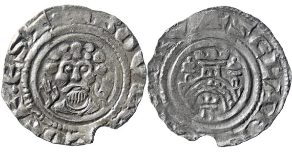 Abb. 1: Duckow, Lkr. Mecklenburgische Seenplatte, Fpl. 13. Denar aus Pommern, Vorder- und Rückseite (Dbg. 19; um 1181; Durchmesser 17,3 mm).