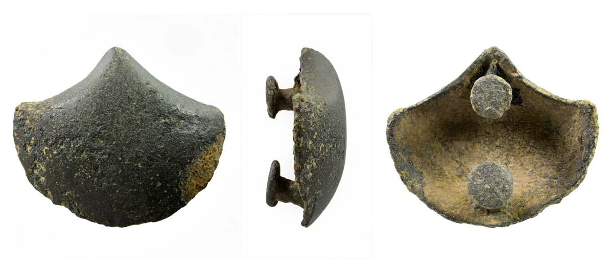 Abb. 1. Muschelförmiger Beschlag aus Basedow, Lkr. Mecklenburgische Seenplatte. Foto: LAKD M-V, Landesarchäologie, S. Suhr Abb. 1. Muschelförmiger Beschlag aus Basedow, Lkr. Mecklenburgische Seenplatte.
