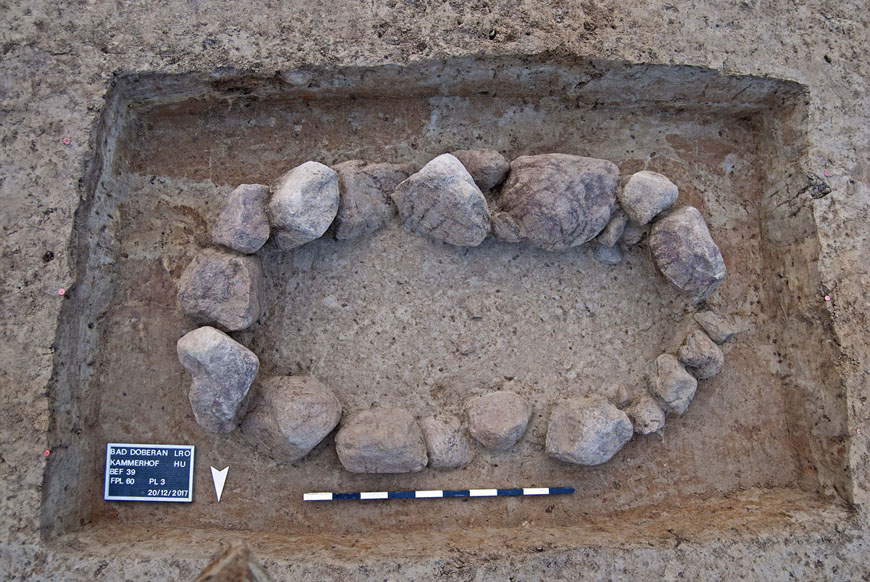 Abb. 1. Bad Doberan, LRO, Fpl. 60. Blick auf den Steinrahmen von Befund 39. Foto: LAKD M-V, Landesarchäologie, S. Wigbrand Foto: LAKD M-V, Landesarchäologie, S. Wigbrand Abb. 1. Bad Doberan, LRO, Fpl. 60. Blick auf den Steinrahmen von Befund 39. Foto: LAKD M-V, Landesarchäologie, S. Wigbrand