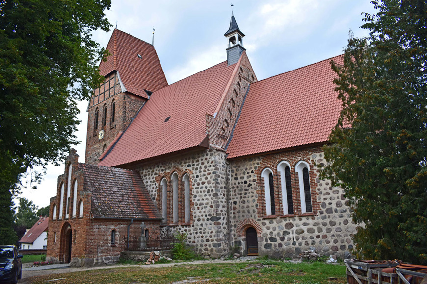 Abb. 1: Recknitz, Lkr. Rostock. Dorfkirche, Blick nach Nordwesten. Foto: LAKD MV/LA, Dr. J. Ansorge Foto: LAKD MV/LA, Dr. J. Ansorge Abb. 1: Recknitz, Lkr. Rostock. Dorfkirche, Blick nach Nordwesten. Foto: LAKD MV/LA, Dr. J. Ansorge