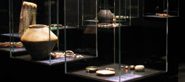 Vitrinen in der Ausstellung im Archäologischen Freilichtmuseum Groß Raden