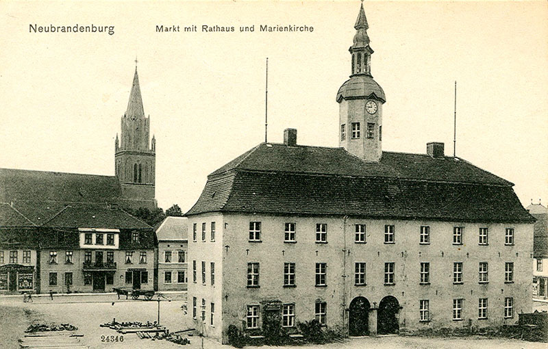 Neubrandenburg, Marktplatz. Rathaus Nordseite, Blick nach Süden (Postkarte von 1907) Neubrandenburg, Marktplatz. Rathaus Nordseite, Blick nach Süden