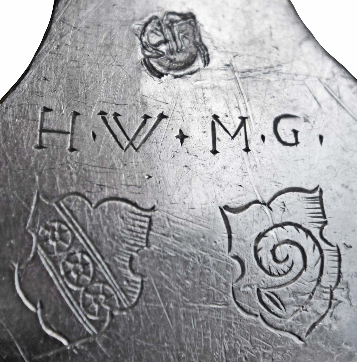 Abb. 2. Quadenschönfeld, Lkr. Mecklenburgische Seenplatte. Die Rückseite der Laffe mit dem Allianzwappen (Breite der Gravur: 21 mm), darüber die Meistermarke. Foto: LAKD M-V/LA, Heiko Schäfer. Abb. 2. Quadenschönfeld, Lkr. Mecklenburgische Seenplatte. Die Rückseite der Laffe mit dem Allianzwappen (Breite der Gravur: 21 mm), darüber die Meistermarke.
