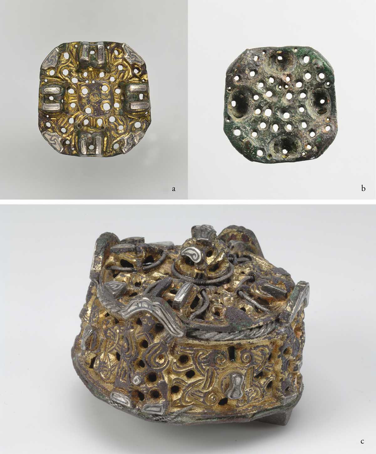 Abbildung 4 a-b: Marlow bei Sagard, Lkr. Vorpommern-Rügen. Deckel einer Dosenfibel, a Oberseite und b Rückseite. c: Bredgården, Othems socken auf Gotland, Dosenfibel (Grab 6) vom Gräberfeld. Fotos a-b: LAKD M-V/LA, Andreas Paasch; Foto c: Copyright Myrin, Ola, Historiska museet/SHM (CC BY 4.0) (https://samlingar.shm.se/object/3AD80CE4-BEE7-4694-AD30-0A79E29045C2). Abbildung 4 a-b: Marlow bei Sagard, Lkr. Vorpommern-Rügen. Deckel einer Dosenfibel, a Oberseite und b Rückseite. c: Bredgården, Othems socken auf Gotland, Dosenfibel (Grab 6) vom Gräberfeld.