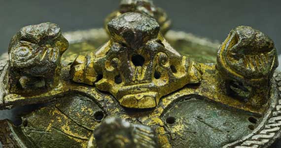 Abbildung 1: Wrangelsburg, Lkr. Vorpommern-Greifswald. Schrägansichten des Deckels der Dosenfibel.