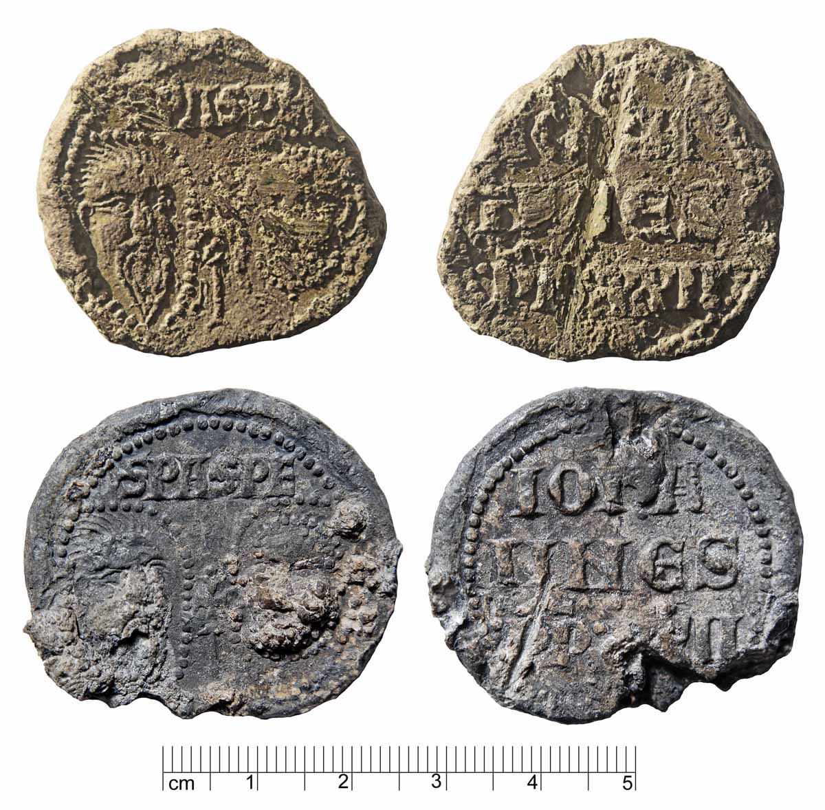 Abb. 1: Krummin, Lkr. Vorpommern Greifswald, Fpl. 26 (oberer Reihe) und Hansestadt Greifswald, Lkr. Vorpommern-Greifswald, Fpl. 212 (untere Reihe), päpstliche Siegel Johannes XXII. 