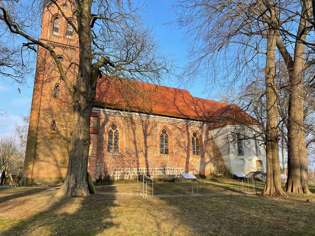 Abb. 3: Krummin, Lkr. Vorpommern-Greifswald; Kirche St. Michael (von Süden) mit baulichen Spuren des Kreuzganges und der Klausurgebäude des Zisterzienserinnenklosters.