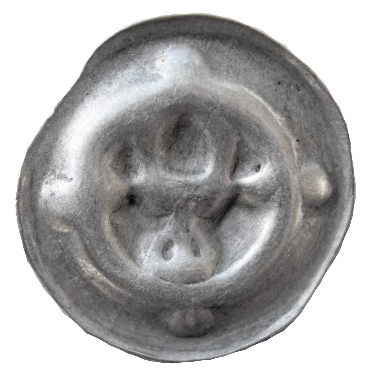 Abb. 5: Neuhof, Lkr. Vorpommern-Rügen, Fpl. 2. Schatz 2. Hohlpfennig aus Mecklenburg (Durchmesser 15,4 mm). Foto: LAKD M-V, Landesarchäologie, Heiko Schäfer. Abb. 5: Neuhof, Lkr. Vorpommern-Rügen, Fpl. 2. Schatz 2. Hohlpfennig aus Mecklenburg (Durchmesser 15,4 mm).