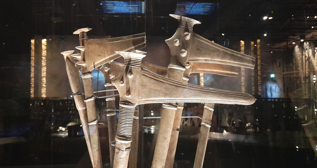 Abb. 1: Melz, Lkr. Mecklenburgische Seenplatte. Die Stabdolche in der Ausstellung im Moesgaard Museum bei Aarhus (Dänemark).