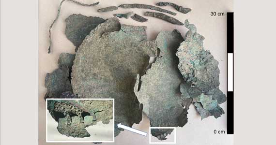 Abb. 1: Murchin, Lkr. Vorpommern-Greifswald, Fpl. 34. Fragmente eines Kessels aus Kupferblech mit Hervorhebung der Zackennahtverbindung zwischen Boden und Wandung im Zustand der Einlieferung bei der Landesarchäologie Mecklenburg-Vorpommern.
