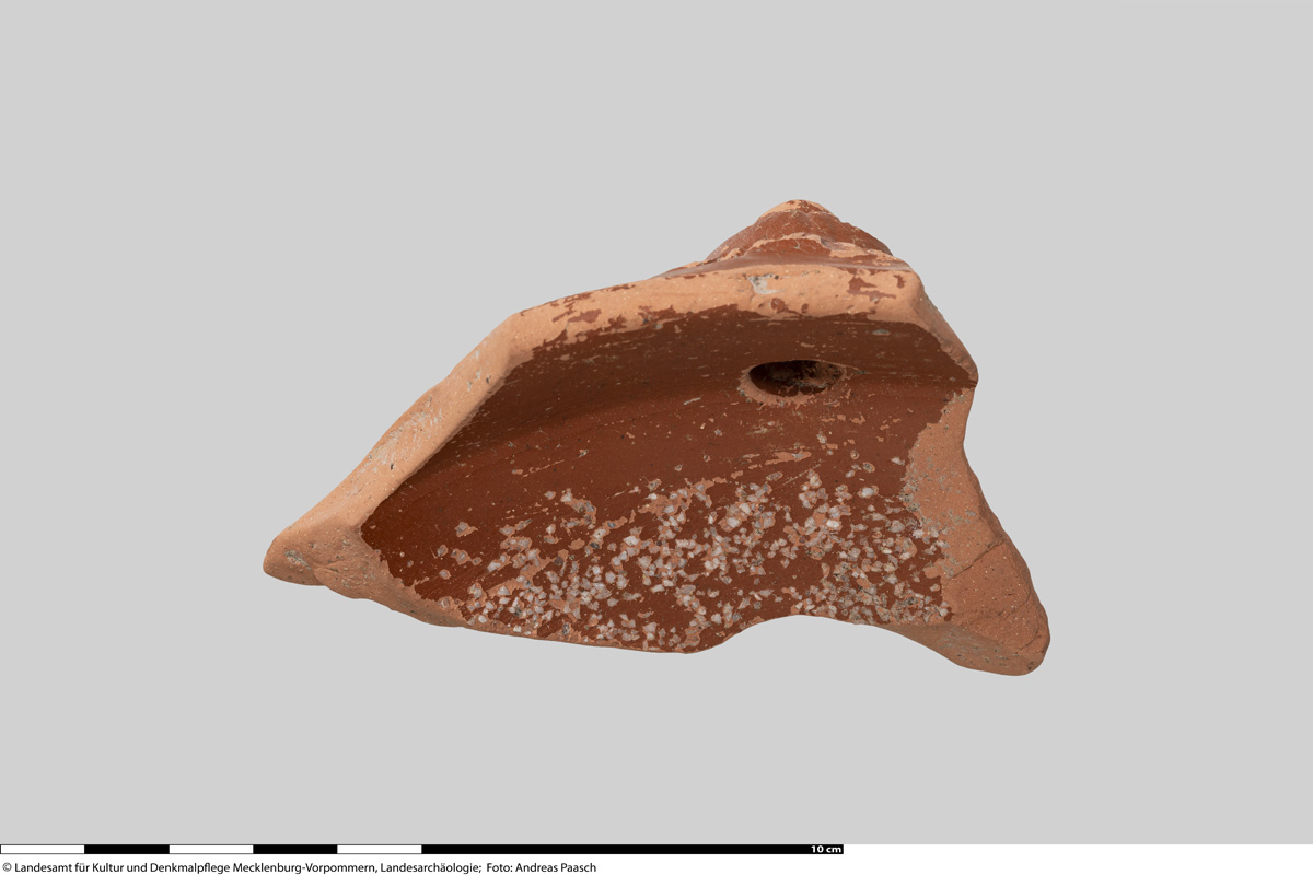 Abb. 3. Krebsförden, Landeshauptstadt Schwerin. Innenseite des Keramikfragments mit Quarzgrus zur Herstellung der Reibefläche.