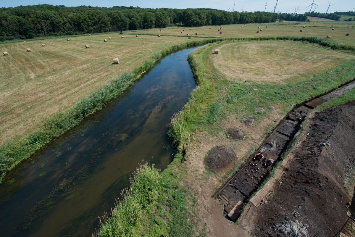 Abb. 2020_02: Die Grabungen fanden in unmittelbarer Nähe des Flusses statt. Foto: S. Sauer für das Tollensetal-Projekt. Abb. 2020_02: Die Grabungen fanden in unmittelbarer Nähe des Flusses statt.