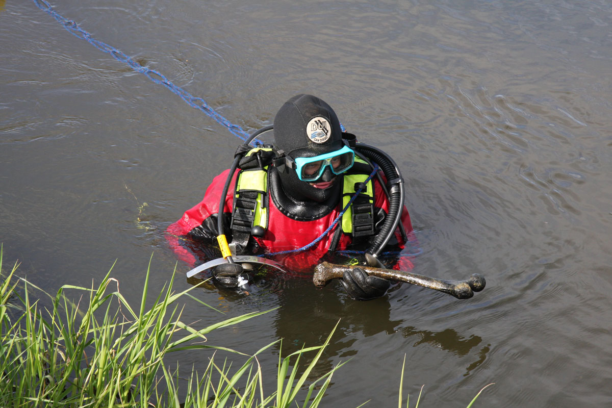 Abb. 2020_05: Auch aus dem Fluss wurden Menschenknochen geborgen. Foto: LAKD M-V / LA, U. Brinker. Abb. 2020_05: Auch aus dem Fluss wurden Menschenknochen geborgen.