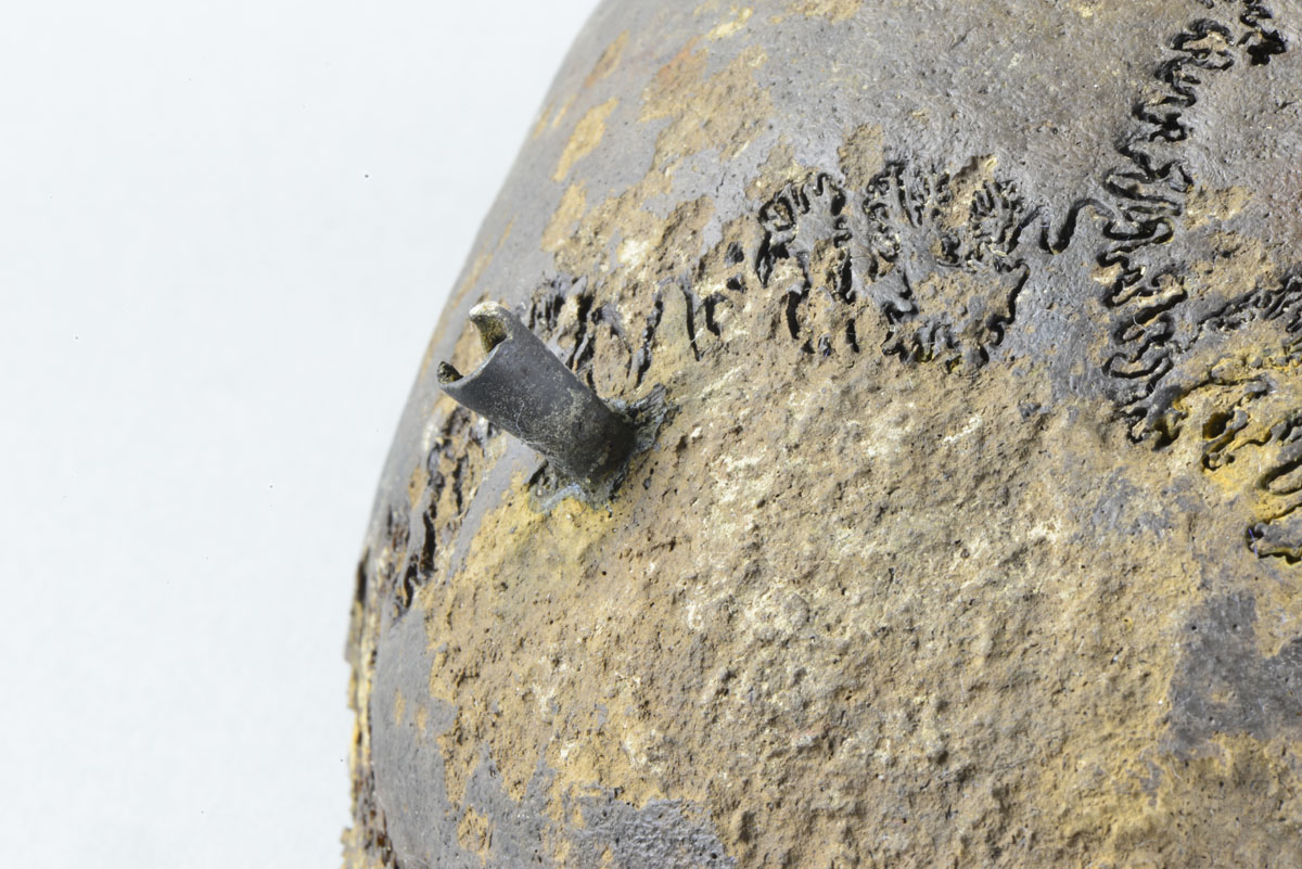 Abb. 2020_08: Verletzungen durch Pfeiltreffer gehören zu den typischen Folgen des Konflikts. Im Hinterkopf eines jungen Mannes steckt eine Pfeilspitze aus Bronze. Foto: LAKD M-V / LA, Sabine Suhr. Abb. 2020_08: Verletzungen durch Pfeiltreffer gehören zu den typischen Folgen des Konflikts. Im Hinterkopf eines jungen Mannes steckt eine Pfeilspitze aus Bronze.