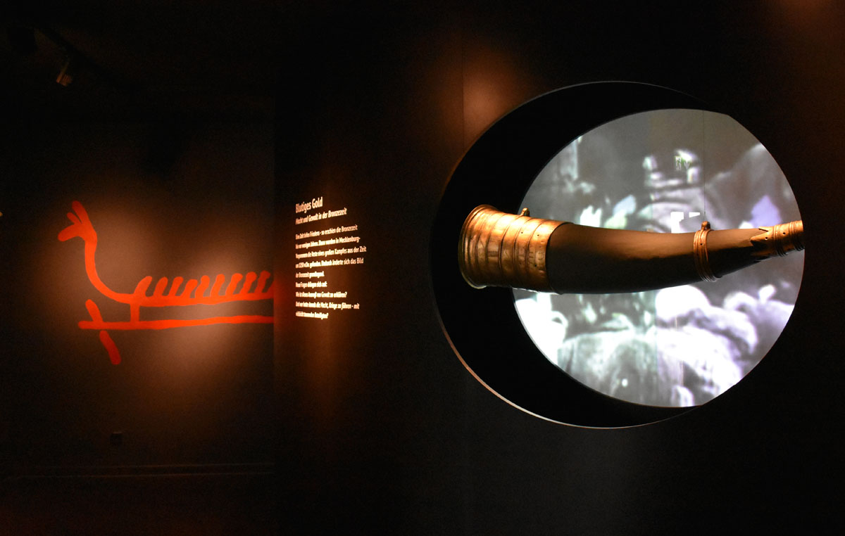 Abb. 2020_21: Die Sonderausstellung „Blutiges Gold“ im Archäologischen Freilichtmuseum Groß Raden zeigte die neuen Erkenntnisse über Macht und Gewalt in der Bronzezeit. 