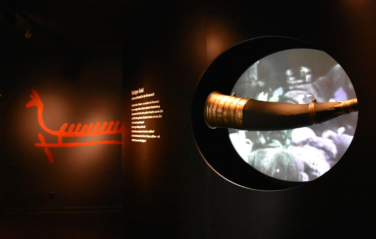 Abb. 2020_21: Die Sonderausstellung „Blutiges Gold“ im Archäologischen Freilichtmuseum Groß Raden zeigte die neuen Erkenntnisse über Macht und Gewalt in der Bronzezeit. Foto: LAKD M-V / LA, Beatrix Schmidt. Abb. 2020_21: Die Sonderausstellung „Blutiges Gold“ im Archäologischen Freilichtmuseum Groß Raden zeigte die neuen Erkenntnisse über Macht und Gewalt in der Bronzezeit.