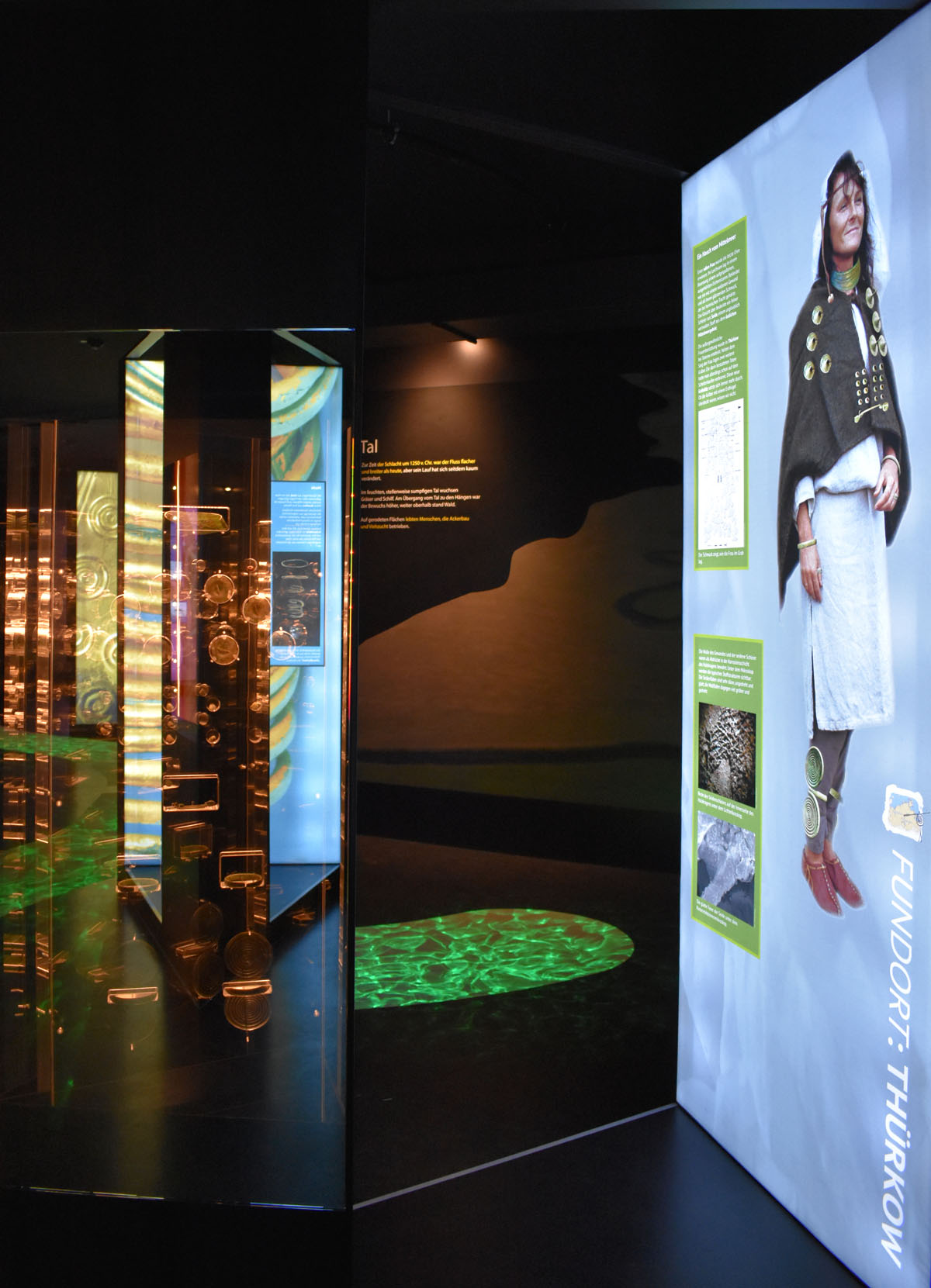 Abb. 2020_22: Impressionen aus der Sonderausstellung "Blutiges Gold". Entlang eines virtuellen Flusses traten die Mächtigen der Bronzezeit mit ihren Statussymbolen auf. Foto: LAKD M-V / LA, Beatrix Schmidt. Abb. 2020_22: Impressionen aus der Sonderausstellung "Blutiges Gold". Entlang eines virtuellen Flusses traten die Mächtigen der Bronzezeit mit ihren Statussymbolen auf.