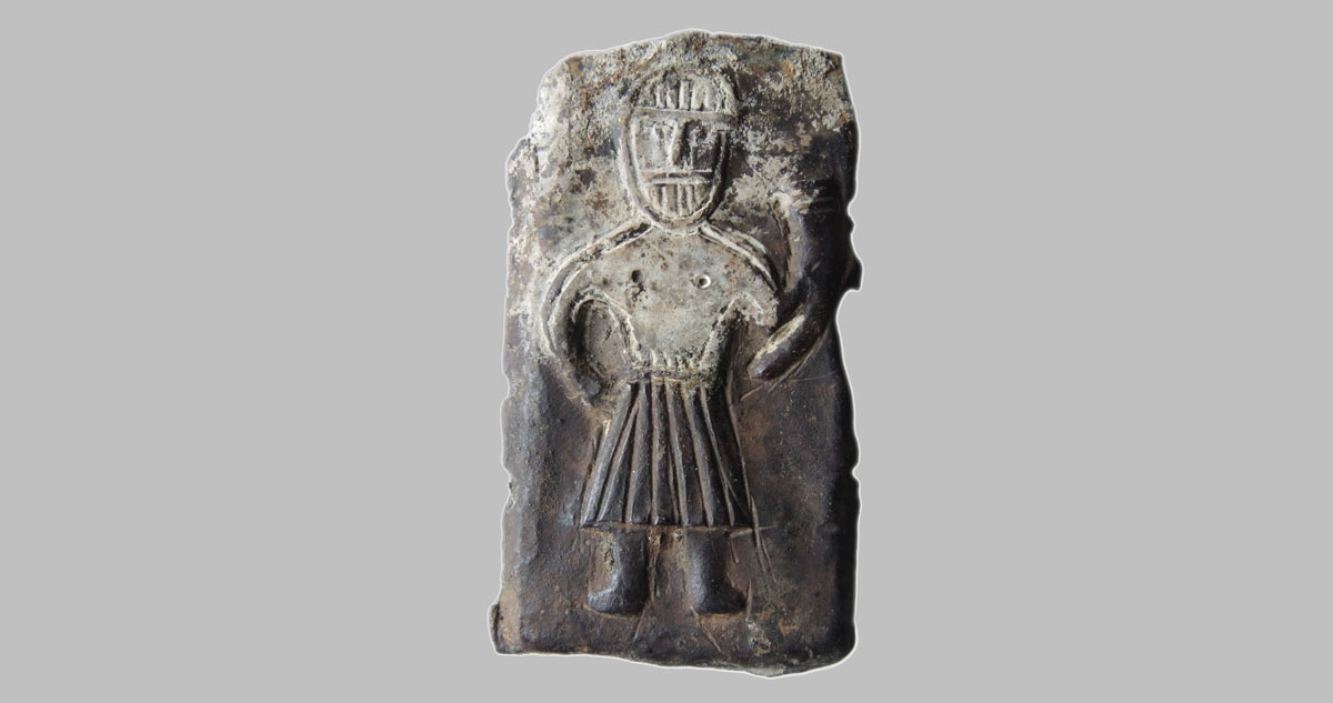 Abb. 3. Vipperow, Lkr. Mecklenburgische Seenplatte. Im gesamten westslawischen Siedlungsraum ist diese kleine Bronzeplatte ein Unikat. Die Darstellung entspricht den Beschreibungen deutscher Historiographen von slawischen Göttern, aber auch den Darstellungen auf Grabsteinen der ersten Rügenfürsten, die der Mission bis 1168 Widerstand leisteten und dann zum Christentum übertraten. Inv.-Nr. ALM 2019/11,1. Foto: LAKD M-V/LA, Jens Ulrich. Abb. 3. Vipperow, Lkr. Mecklenburgische Seenplatte. Im gesamten westslawischen Siedlungsraum ist diese kleine Bronzeplatte ein Unikat. Die Darstellung entspricht den Beschreibungen deutscher Historiographen von slawischen Göttern, aber auch den Darstellungen auf Grabsteinen der ersten Rügenfürsten, die der Mission bis 1168 Widerstand leisteten und dann zum Christentum übertraten. Inv.-Nr. ALM 2019/11,1.