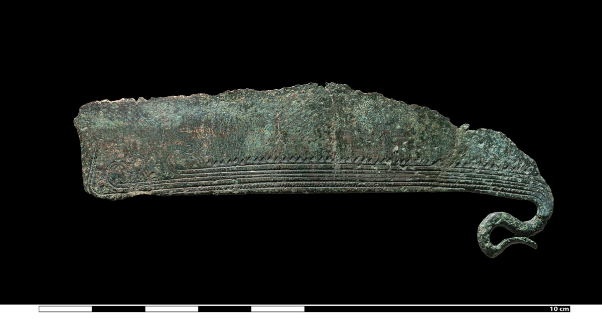 Restauriertes Rasiermesser mit S-förmig gebogenem Griff, zusammengesetzt aus zwei Fragmenten. Foto: Andreas Paasch, LAKD MV/LA. Restauriertes Rasiermesser mit S-förmig gebogenem Griff, zusammengesetzt aus zwei Fragmenten.