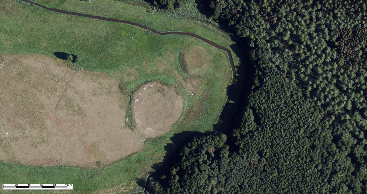 Abb. 4: Kieve, Lkr. Mecklenburgische Seenplatte. Der sandige Geländesporn mit den beiden Burgwällen an der Spitze hebt sich durch seine Trockenrasenvegetation von den umgebenden Niederungen ab. Abbildung: © Geobasis DE/M-V 2020. Abb. 4: Kieve, Lkr. Mecklenburgische Seenplatte. Der sandige Geländesporn mit den beiden Burgwällen an der Spitze hebt sich durch seine Trockenrasenvegetation von den umgebenden Niederungen ab.
