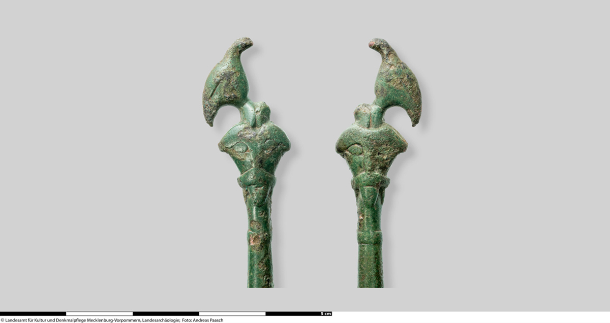 Abb. 1: Menzlin, Lkr. Vorpommern-Greifswald. Bronzene Nadel mit doppelseitiger Gesichtsdarstellung, Ansicht der Vorder- und der Rückseite (Inv. Nr. ALM 2022/822). Foto: LAKD M-V, Landesarchäologie, Andreas Paasch. Abb. 1: Menzlin, Lkr. Vorpommern-Greifswald. Bronzene Nadel mit doppelseitiger Gesichtsdarstellung, Ansicht der Vorder- und der Rückseite (Inv. Nr. ALM 2022/822).