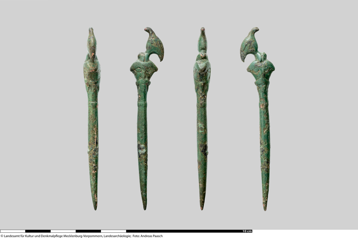 Abb. 2: Menzlin, Lkr. Vorpommern-Greifswald. Bronzene Nadel mit doppelseitiger Gesichtsdarstellung, Gesamtansicht aus vier Perspektiven (L. 7,3 cm). Foto: LAKD M-V, Landesarchäologie, Andreas Paasch. Abb. 2: Menzlin, Lkr. Vorpommern-Greifswald. Bronzene Nadel mit doppelseitiger Gesichtsdarstellung, Gesamtansicht aus vier Perspektiven (L. 7,3 cm).
