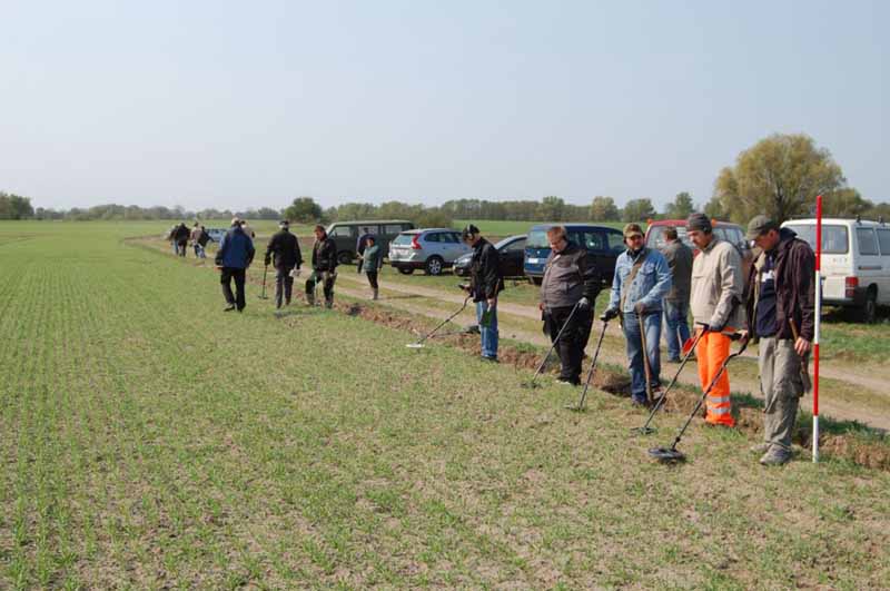 Detektorgänger von Bornholm und aus Mecklenburg-Vorpommern zu Beginn der systematischen Feldbegehung in Usedom