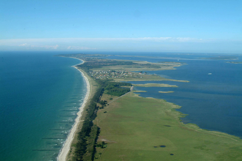 Luftfbild Hiddensee (Interner Link: Informationen über "Strandsuche" in Mecklenburg-Vorpommern)
