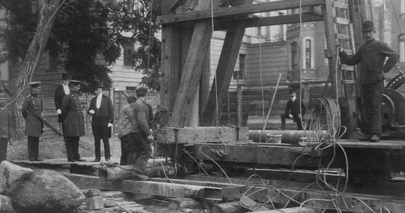 Abb. 1: Paul Ehmig und Großherzog Friedrich Franz IV. auf dem Bauplatz des späteren Geheimen und Haupt-Archivs, Herbst 1909