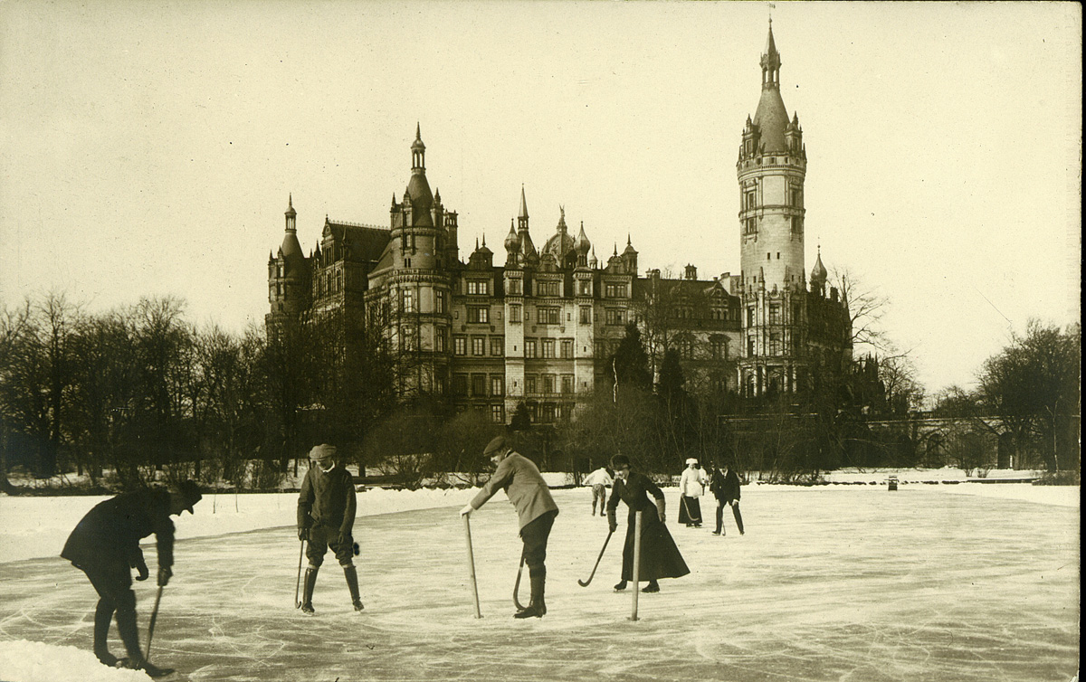 Abb.: Das großherzogliche Paar beim Eishockeyspielen auf dem zugefrorenen Schweriner See (LHAS, 13.2-1/1, Schwerin / Schloß / Seeseite, Nr. 175)