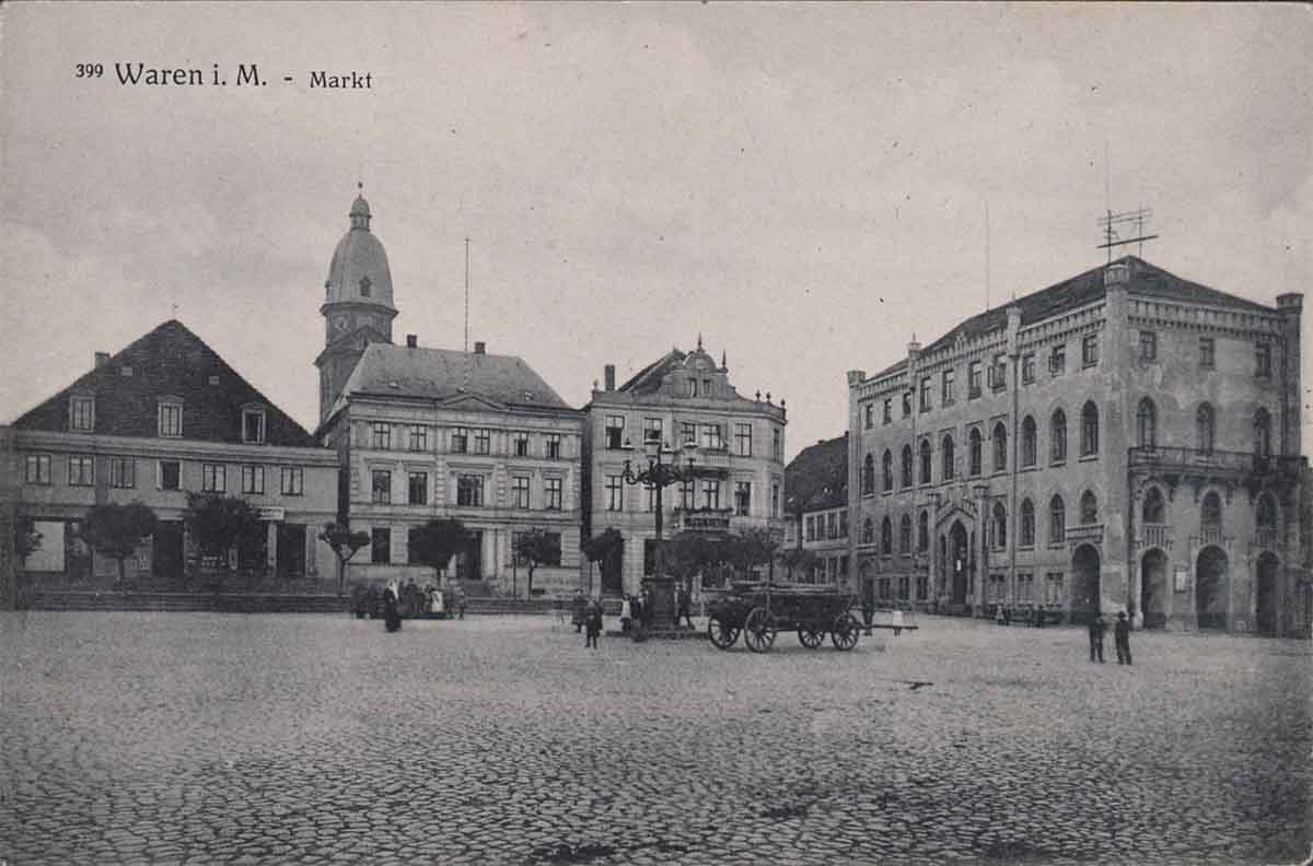 Abb. 1: Der Markt in Waren, nach 1900, an der rechten Seite das Rathaus