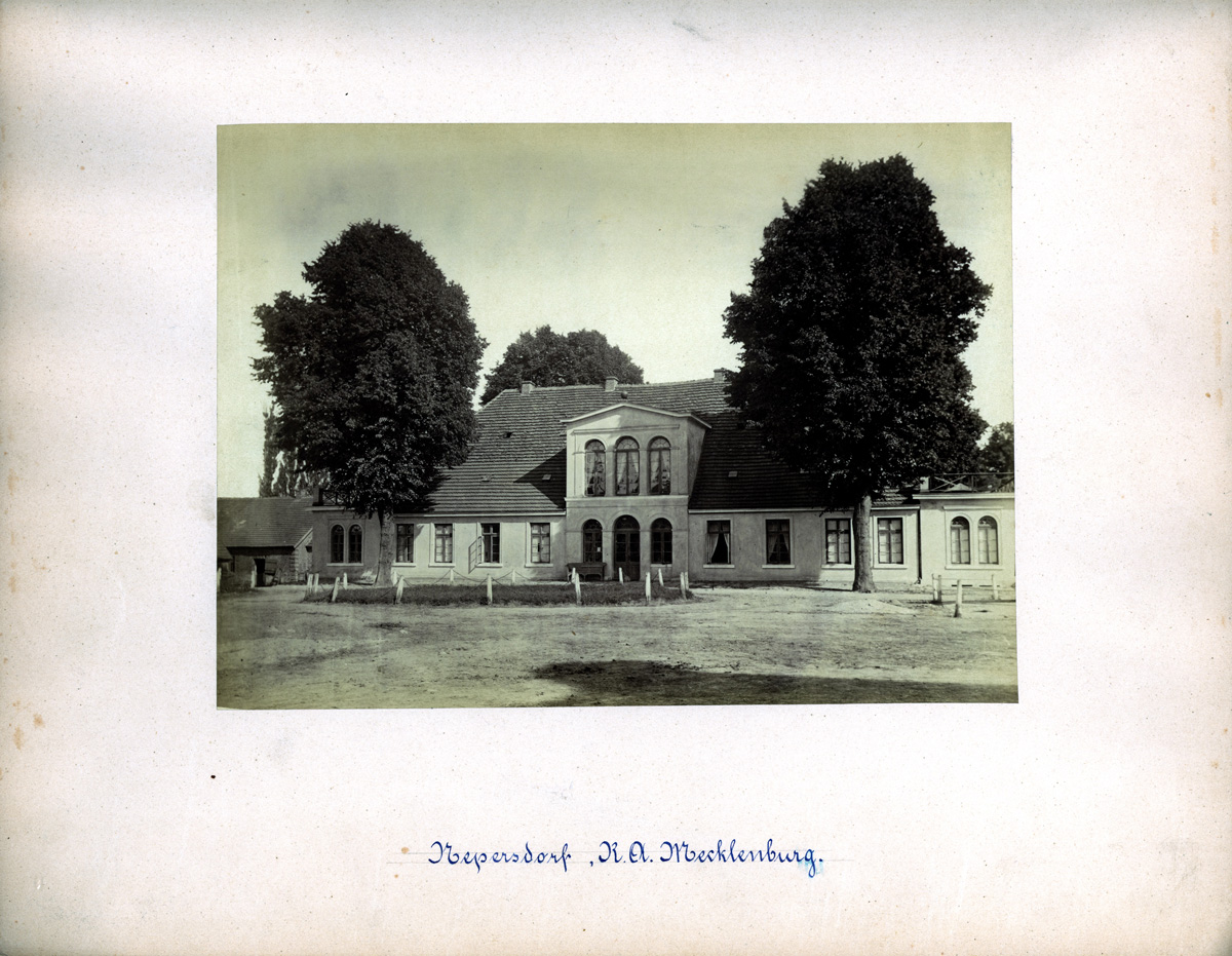 Abb. 1: Gutshaus Neperstorf um 1870, Frontseite (LHAS, 13.3-1, Nr. 696)