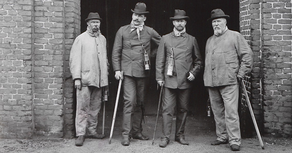 Abb.: Am 21. Juni 1902 fahren Herzog Johann Albrecht zu Mecklenburg und sein Hofchef Cuno von Rantzau (2. und 3. von rechts) in den Schacht der Zeche „Constantin IV“ in Herne ein