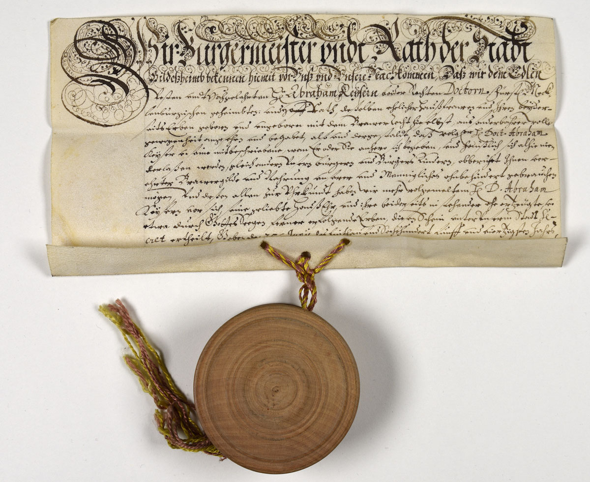 Abb. 1: Urkunde vom 25. Juni 1645. Bürgermeister und Rat der Stadt Hildesheim verleihen Dr. Abraham Keyser, fürstlich-mecklenburgischer Geheimer Rat und Hofrat, seiner Frau und ihren jeweiligen Erben das Braurecht der Stadt Hildesheim (LAMV, 1.4-4, Nr. 252) Abb. 1: Urkunde vom 25. Juni 1645. Bürgermeister und Rat der Stadt Hildesheim verleihen Dr. Abraham Keyser, fürstlich-mecklenburgischer Geheimer Rat und Hofrat, seiner Frau und ihren jeweiligen Erben das Braurecht der Stadt Hildesheim