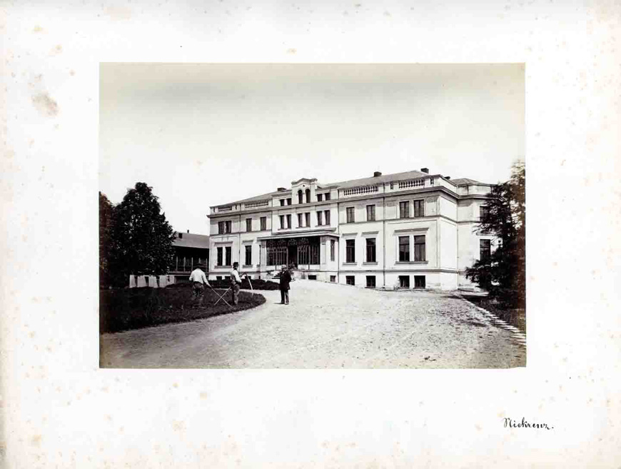Abb. 1: Gutshaus Niekrenz um 1870 aus dem „Photographischen Album aus Mecklenburg“ des Verlags A. Mencke & Co., Wandsbek (LHAS, 13.3-1, Nr. 728)